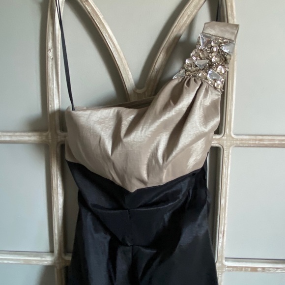 Gown - Picture 7 of 7